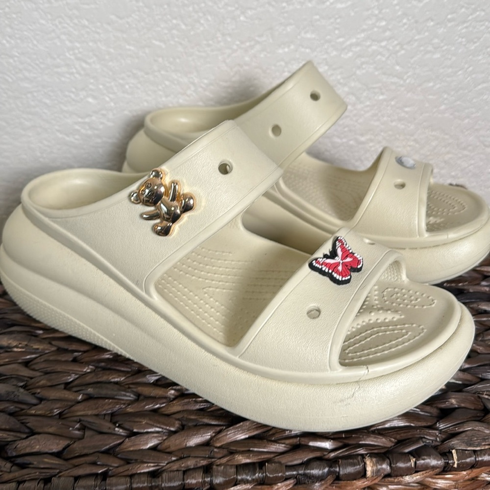 Crocs Women’s Size 10 Crush Sandal Bone Color 2-Inch Heel Charms Included‎